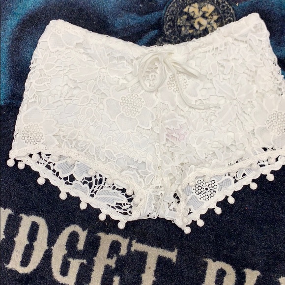 Drawstring lace Pom Pom shorts - Picture 2 of 4